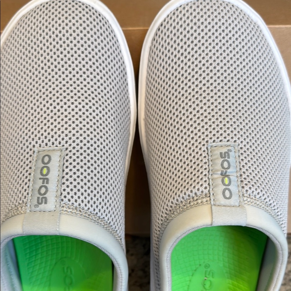 OOFOS SIZE 5 - Picture 5 of 11